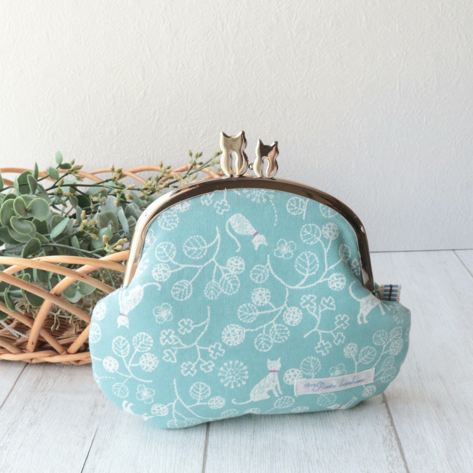 にゃんこのがま口ポーチ 白ねこと丸いお花 ライトブルー | atelier布こ  