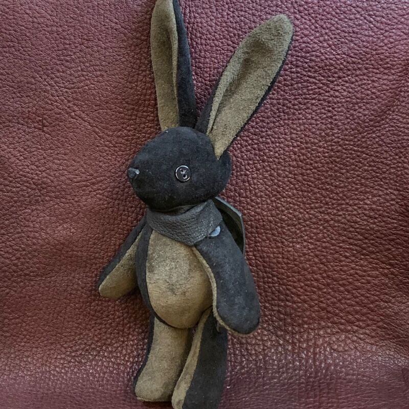 ピッグスウェードベルラビ★端革を使ってアップサイクル「ベルズラビット」写真の1点販売です　ダークブラウン×ブラック系