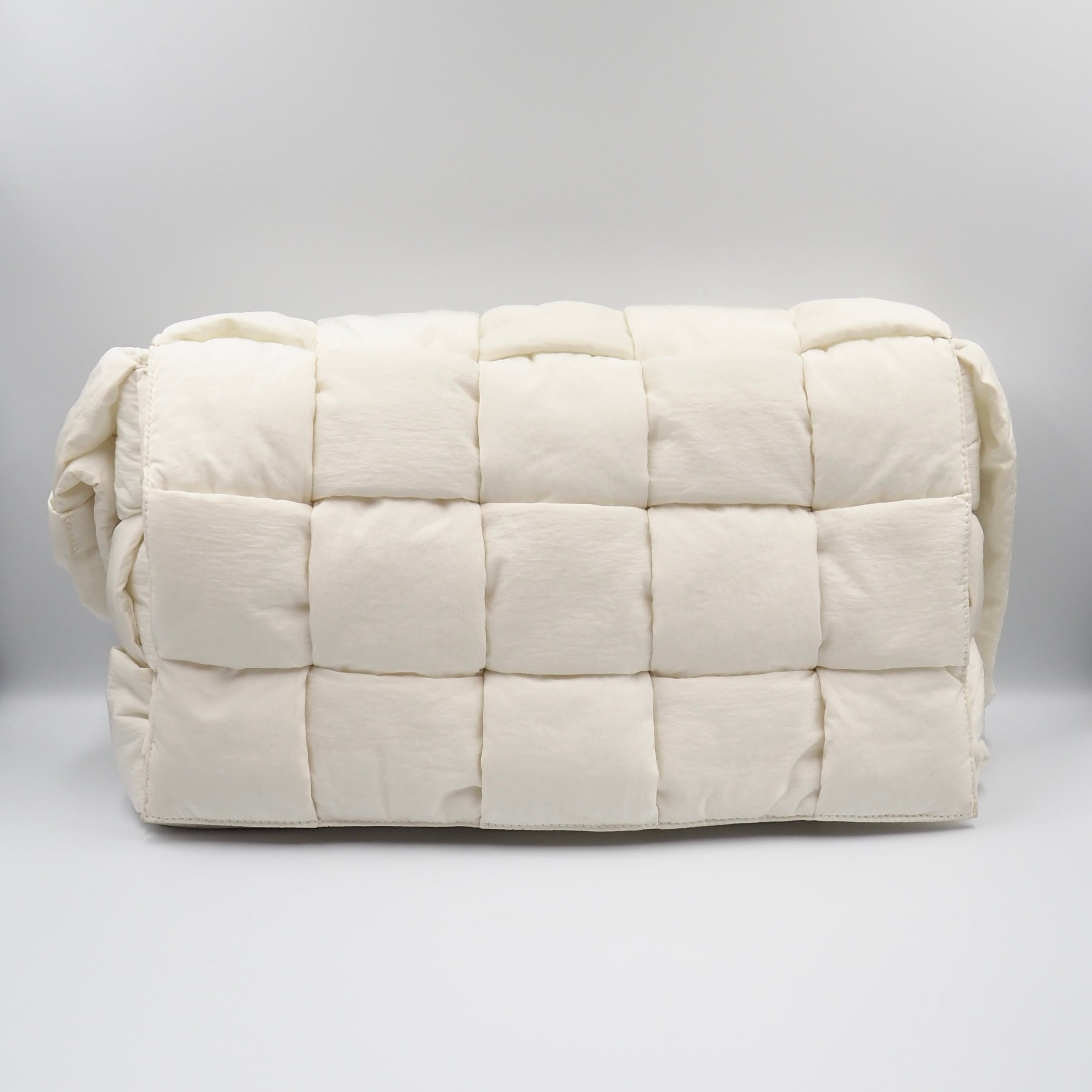 11/16掲載 BOTTEGA VENETA パデッドテックカセット ショルダーバッグ ホワイト ナイロン ボッテガヴェネタ