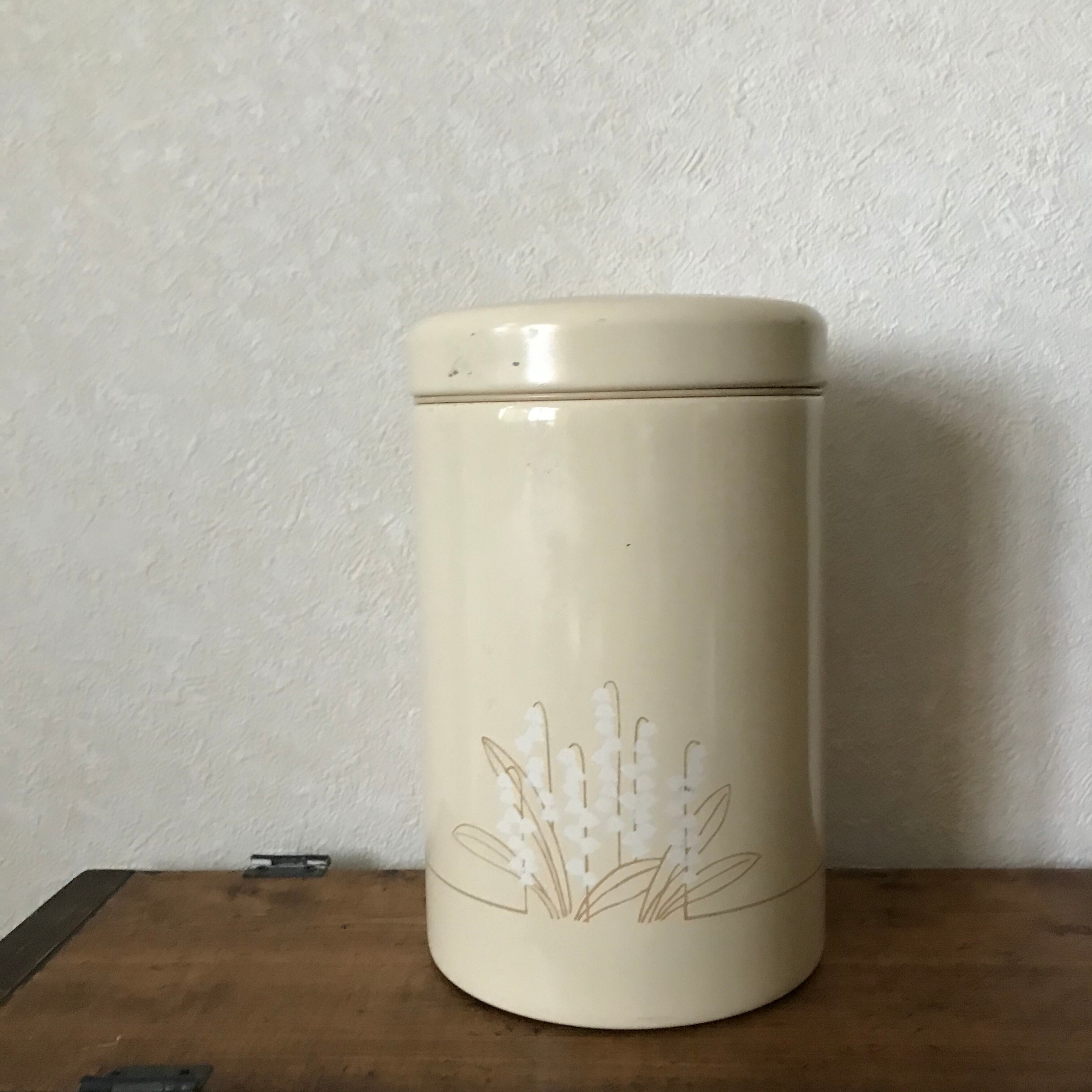 クリーム色の長い缶