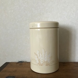 クリーム色の長い缶