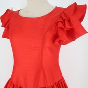 フラダンス 衣装 ワンピース ドレス ブルーヘブンカンパニー レッド系 BLUE HEAVEN COMPANY ワンカラー 無地 シンプル フリル かわいい 鮮やか 華やか 明るい 赤 ハワイアン アロハ フラ ダンス レッスン パフォーマンス用 おしゃれ