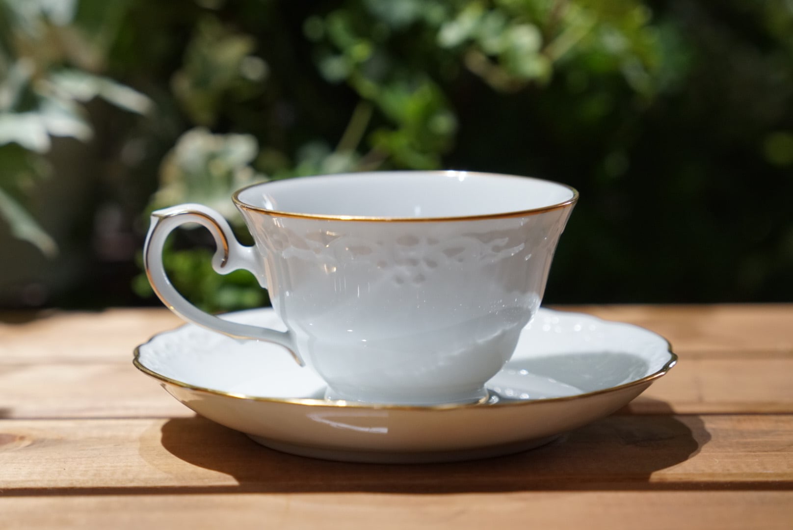 Noritake(ノリタケ) 白磁レリーフ × 金彩 ティーカップ＆ソーサー