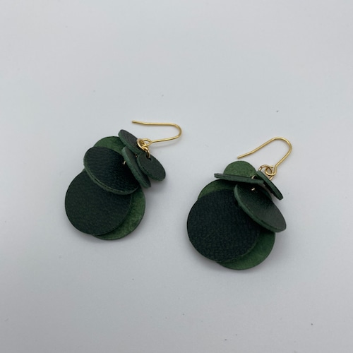 エゾシカ革のピアス（果実タイプ）（Green）４段仕様