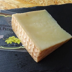 スペイン産羊乳チーズ ペドロ・ヒメネス（白ワイン）150ｇ　DOP Queso de Oveja al Pedro Ximenez 毎週水・金曜日発送