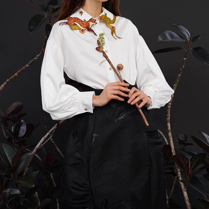 新品未使用　Teliya キリン　アニマル　刺繍　おしゃれ　個性的　ブラウス Camoooni】キツネ刺繍襟ブラウス 10973 | SAWOW～サワオ～大人