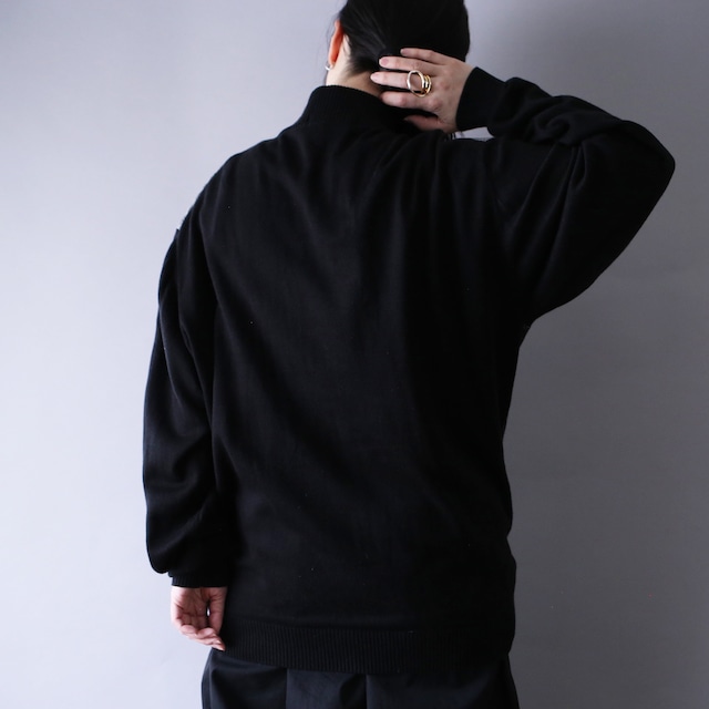 3D line design monotone mode half-zip knit