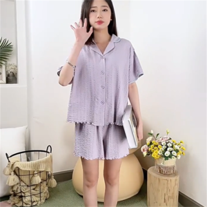 【送料無料】 パジャマ ナイトウェア ルームウェア 2色 上下セット パンツ ミニ 半袖 Vネック Aライン フレア ボタン 薄手生地 可愛い 大人可愛い きれいめ シンプル カジュアル シック コンサバ 華やか 大人 上品 おしゃれ お洒落 こなれ感 高見え フェミニン ガーリー 無地 夏 レディース 女性用 ママ 20代 30代 40代 部屋着 普段使い ファッション コーデ スタイル 楽ちん 体型カバー 美脚 脚長 定番 プチプラ 着痩せ