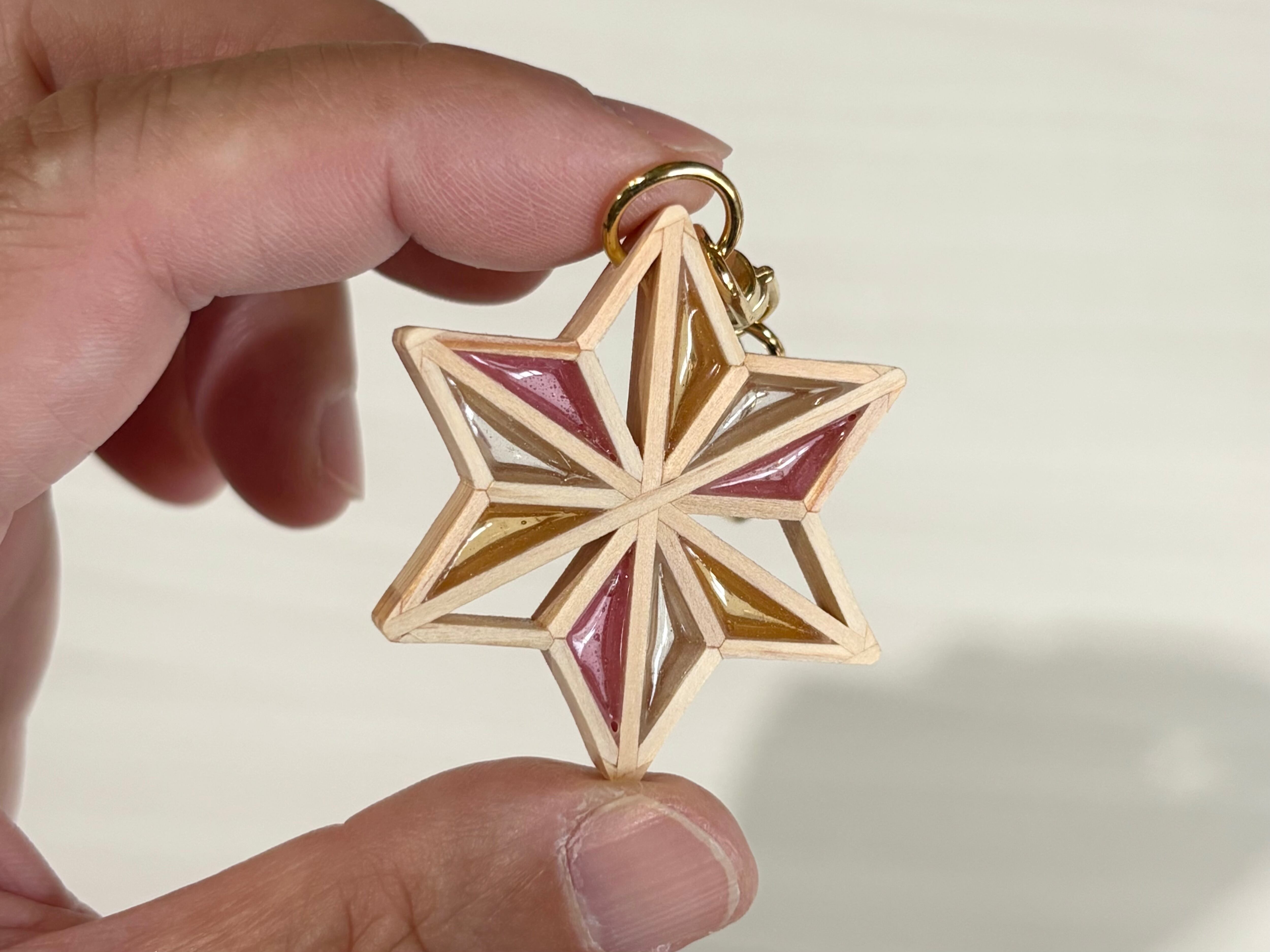 初春の星型キーホルダー《桃》―身につける組子細工 | 藤田建具店