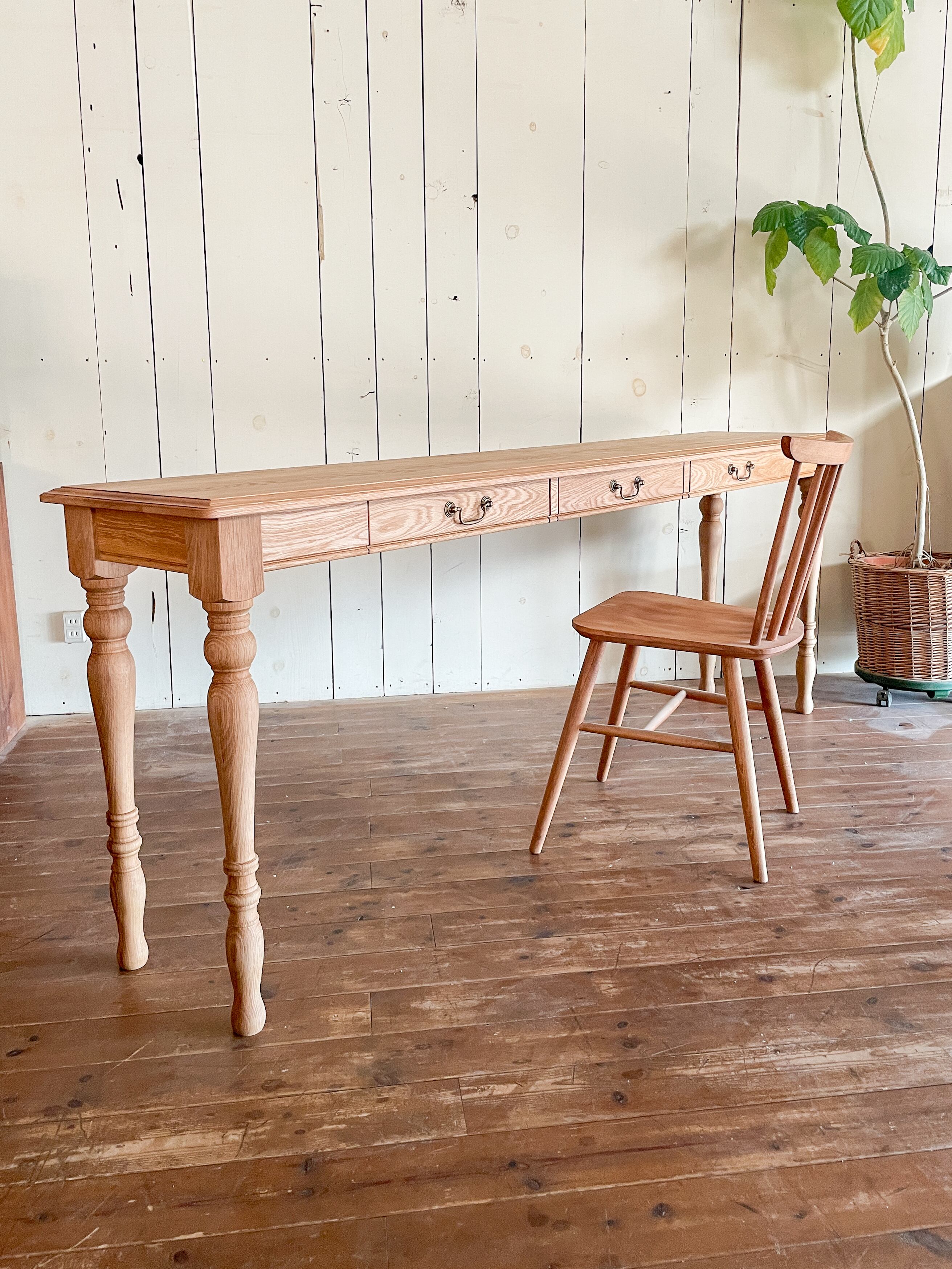 総オーク材ろくろ足ロングデスク “スレンダー”(アンティーク調コンソールテーブル) W2000引出し3杯付き