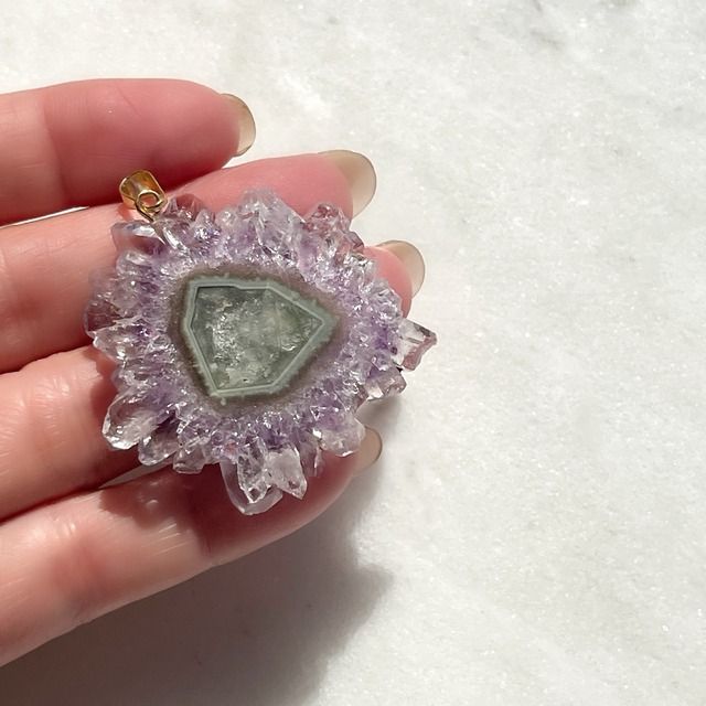 ソーラーアメジスト　原石　ペンダント（チェーンつき）【超美石】　3709