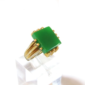 Vintage green glass gold tone design ring