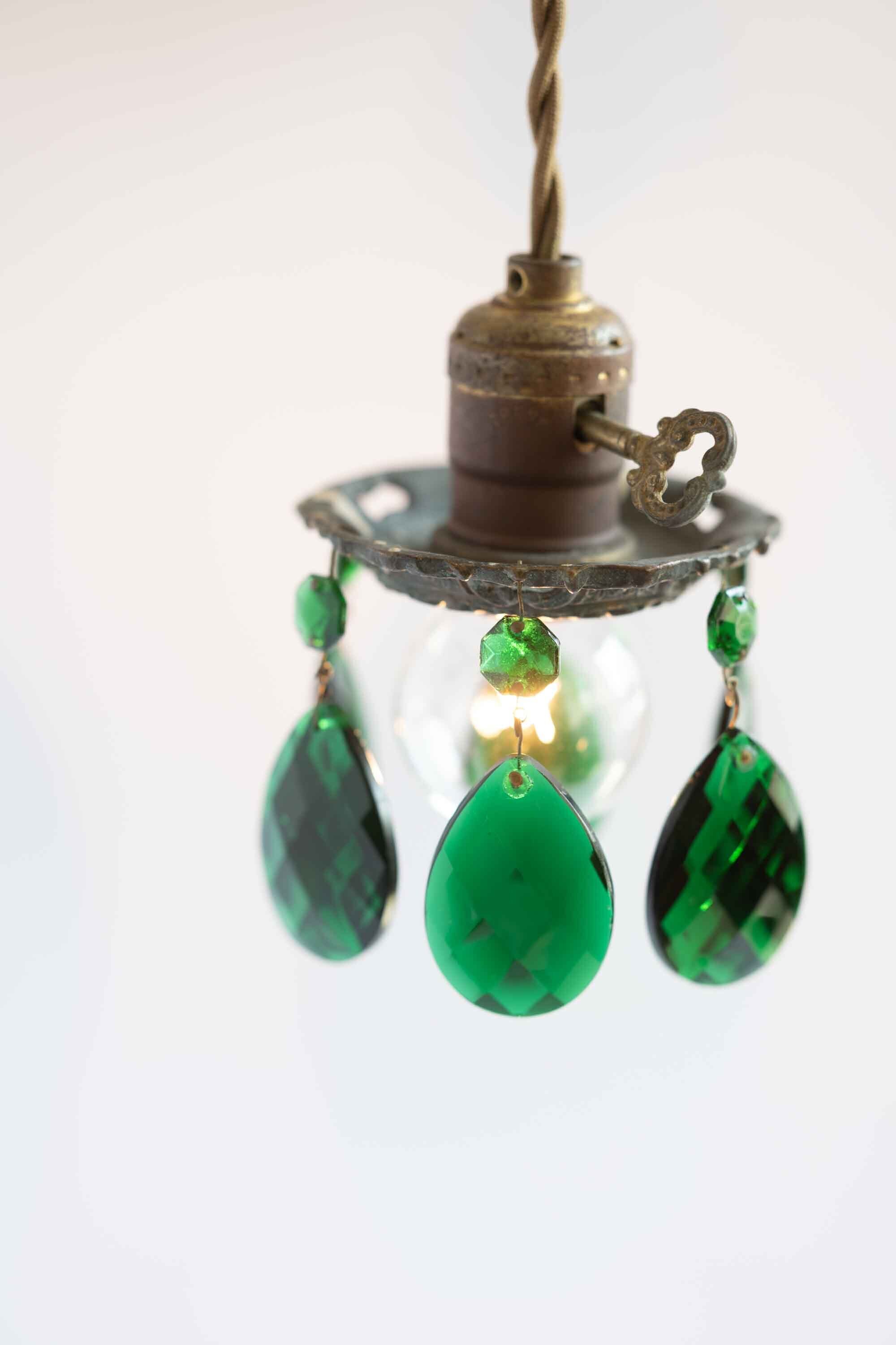 珍しいグリーンのアンティークシャンデリア ネジ式のON OFFができる仕組みがついています