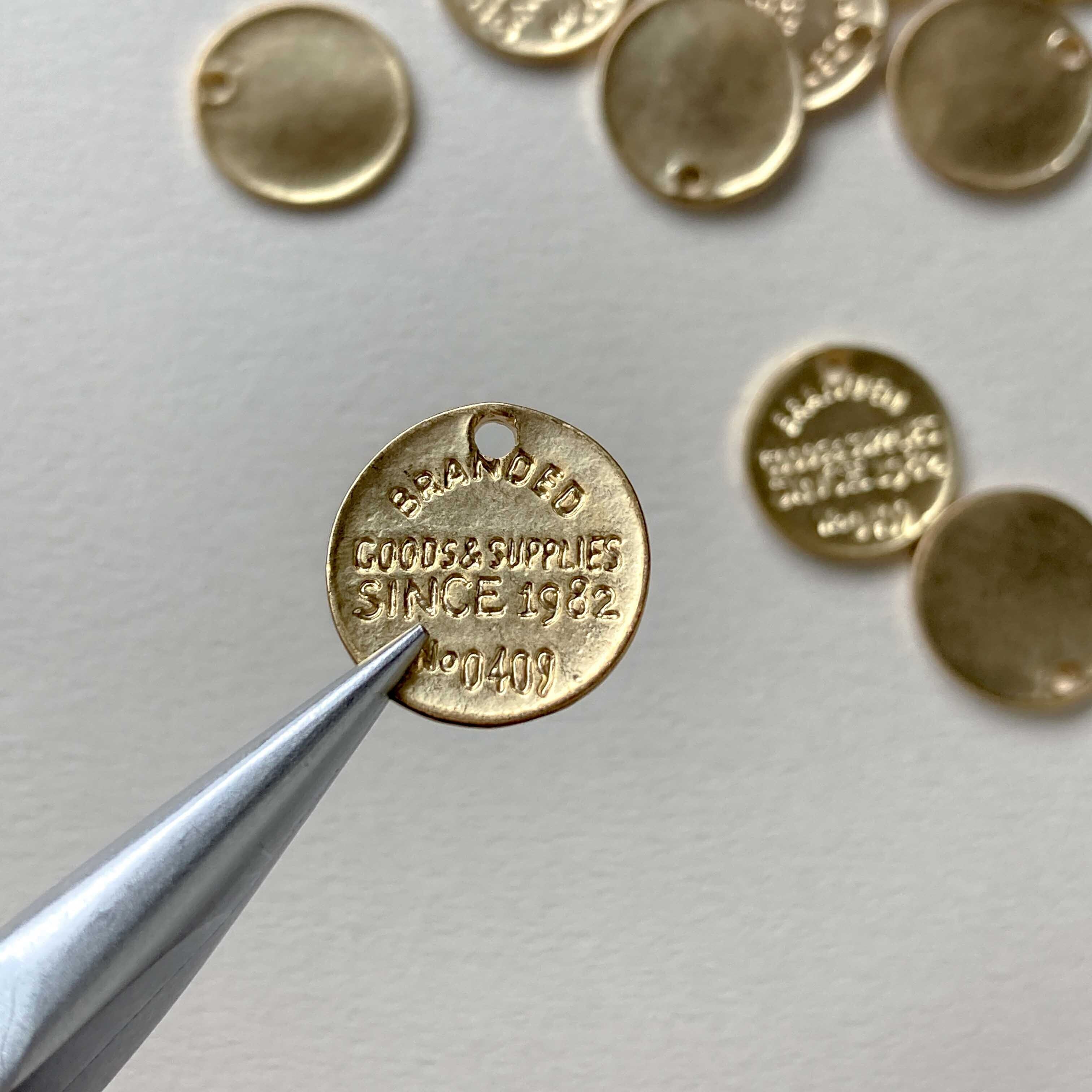 再入荷〉刻印ラウンドプレートチャーム | Dua-アクセサリーパーツショップ