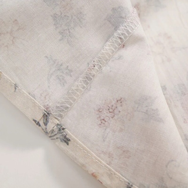 【取寄】お上品なフリルハイネックの花柄ブラウス