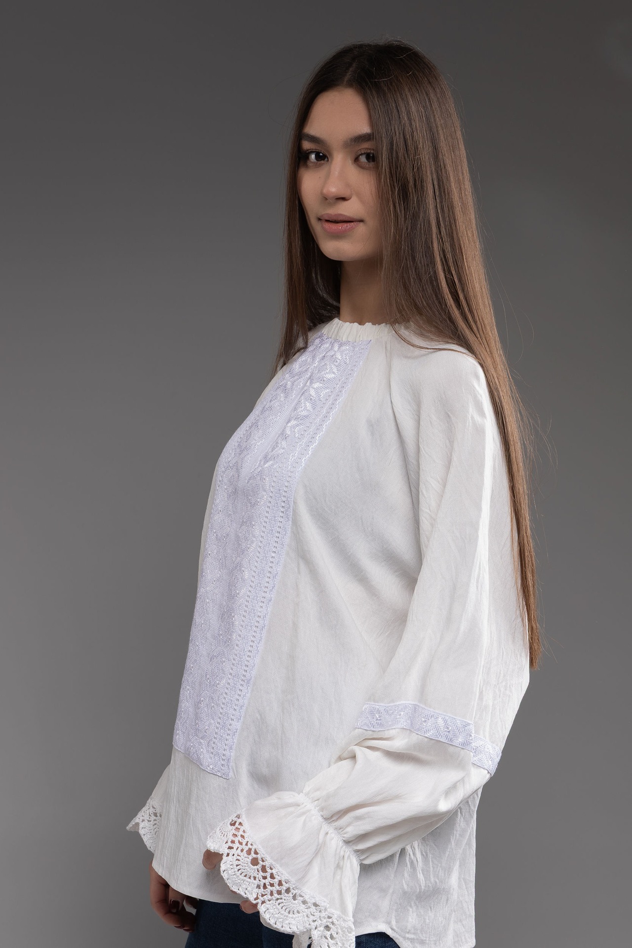 ウクライナ刺繍ヴィシヴァンカ　シルク手刺繍　グラージュ・ニジンカ　ボヘミアンリネン　レディース・フリーサイズ - 3