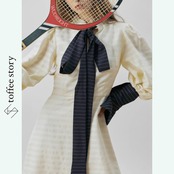 黄の余白に響く線音：ストライプボウタイワンピース《XU0275》