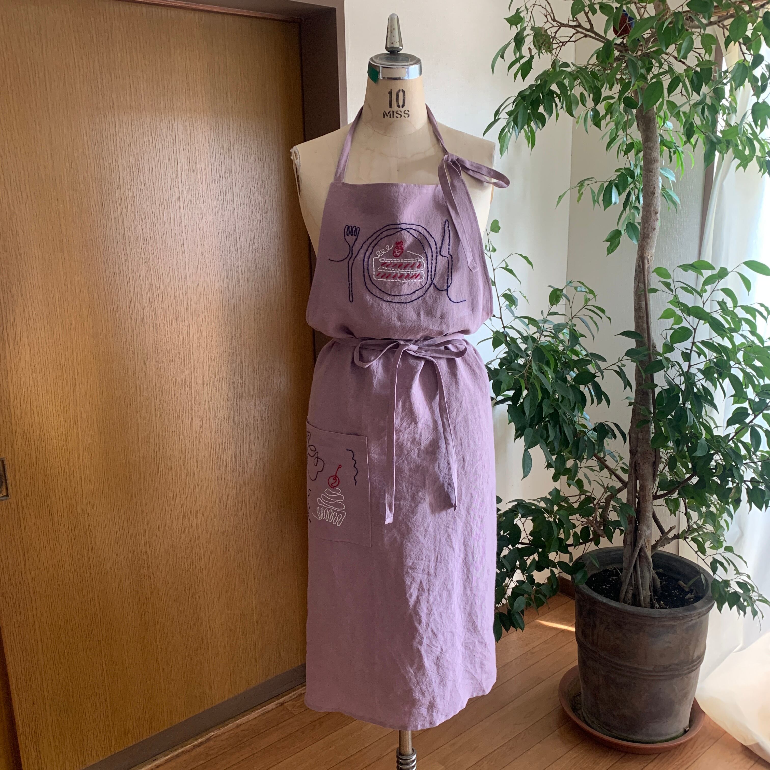 オリジナル刺繍エプロン「おやつの時間」スモーキーピンク | Dottocheck