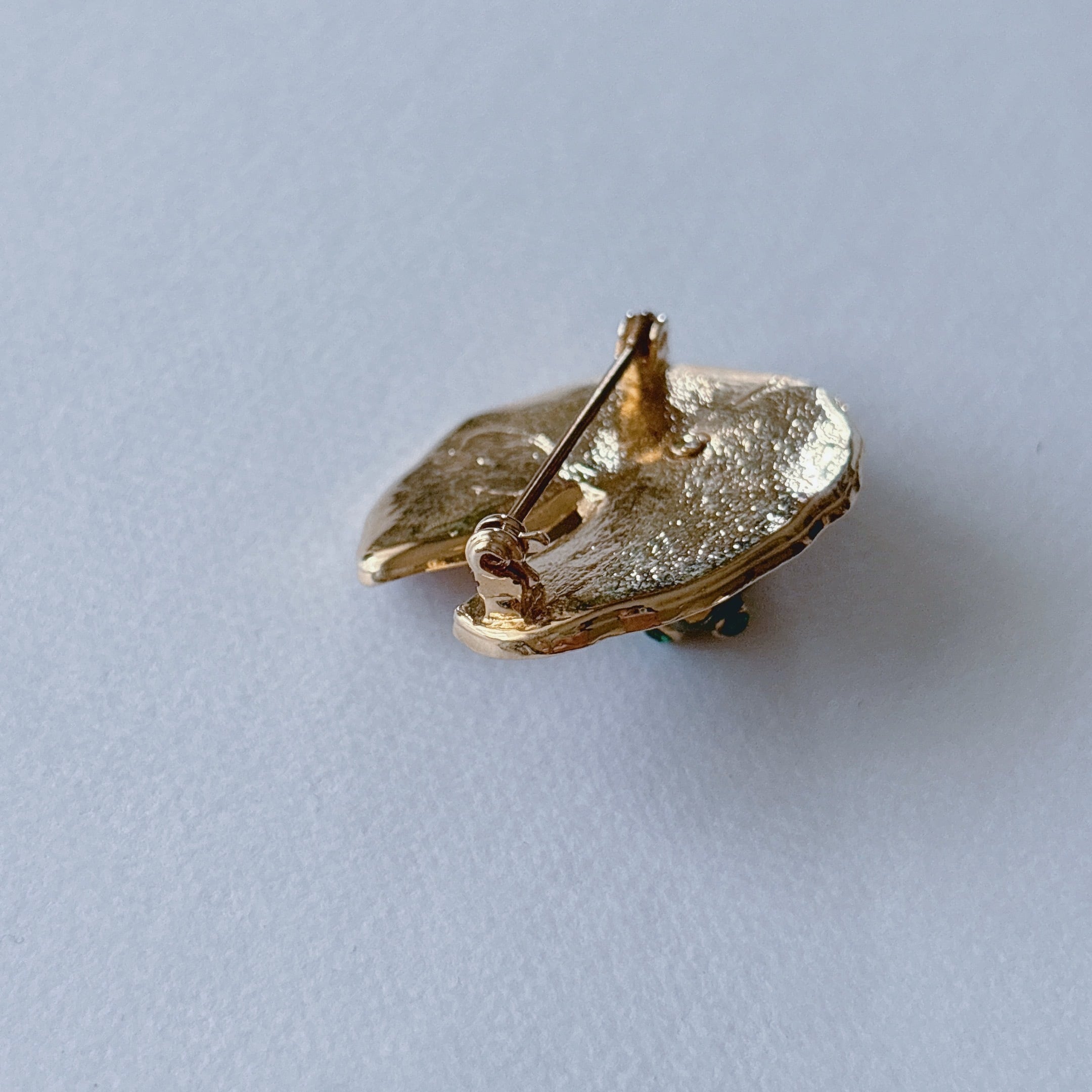 Vintage 80s - 90s gold tone green enamel leaf frog brooch
