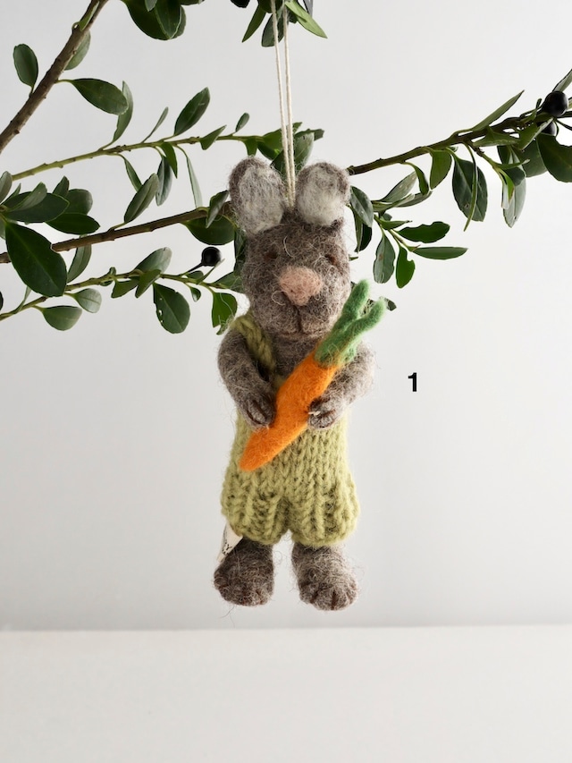 【SALE】 うさぎ イースター オーナメント 「緑のパンツとにんじん」 ウールフェルト / 【SALE】 Grey Bunny with Green Pants and Carrot E?n Gry & Sif