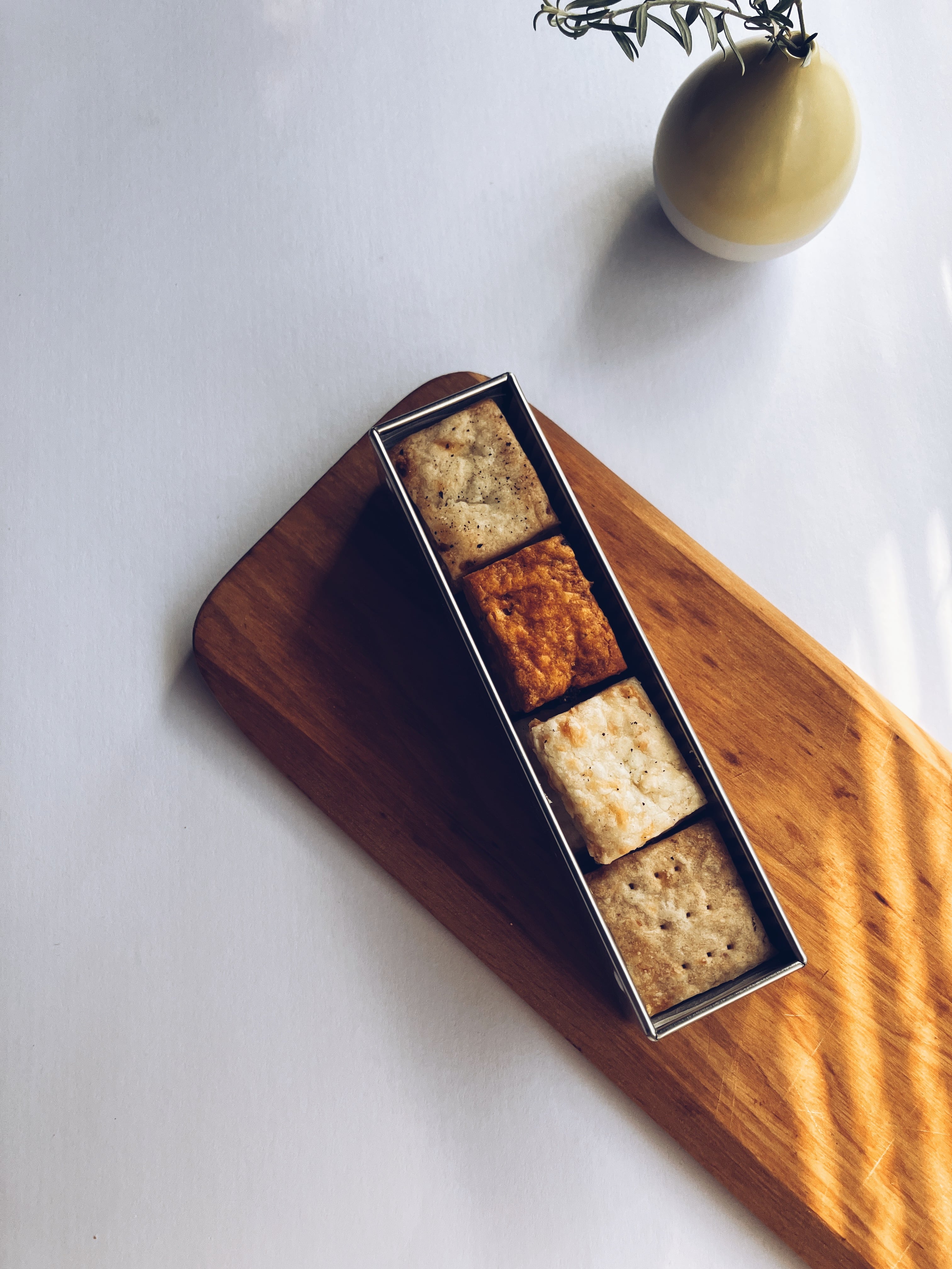 【お渡し日時12/17(水)12/19(金)12/22(月)13:00-15:00】12/15製造 4種のおつまみ酵母クラッカー缶