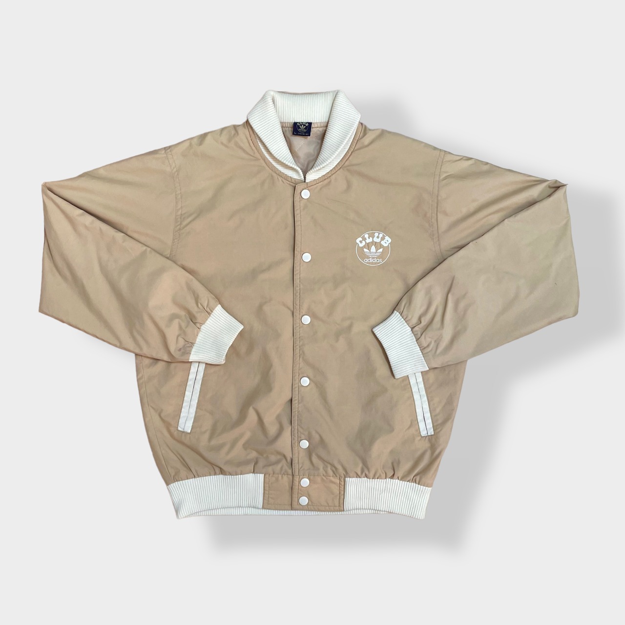 【adidas】80s デサント製 正規品 ナイロンジャケット スタジャン ジャンパー ブルゾン 刺繍ロゴ クラブアディダス CLUB スナップ キルティング L  ヴィンテージ ベージュ 希少 古着