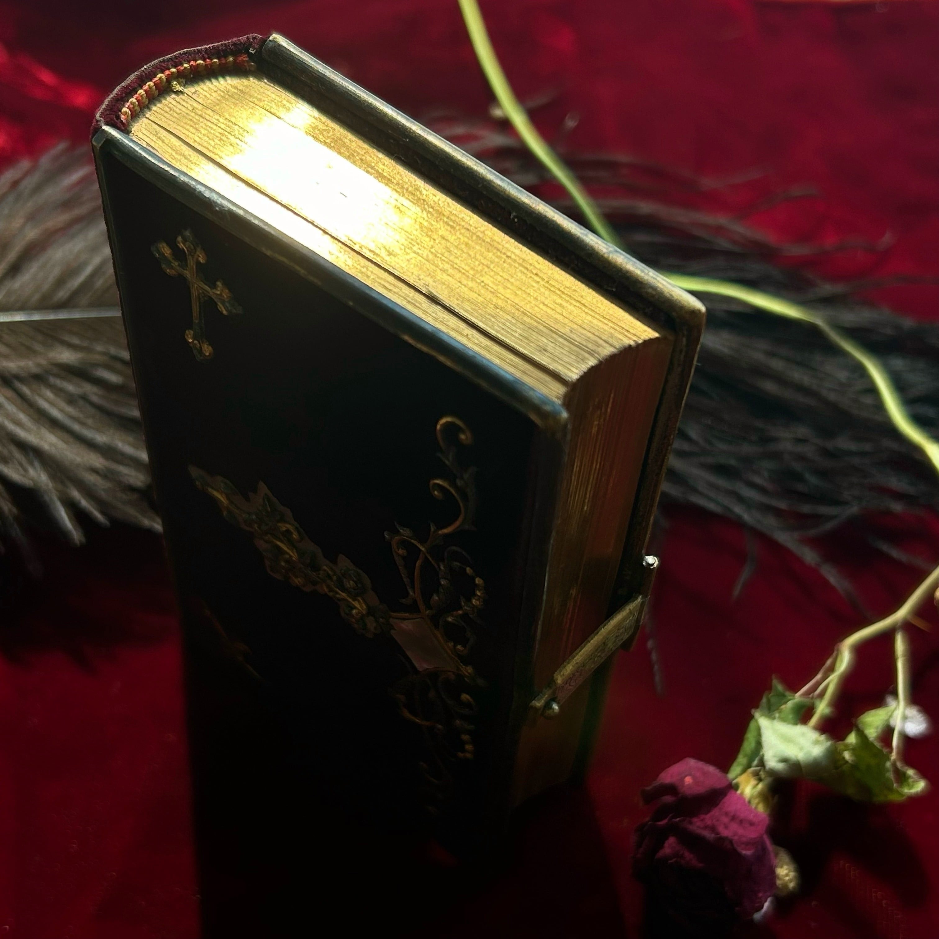 螺鈿細工の深紅の祈祷書 | メルキュール骨董店