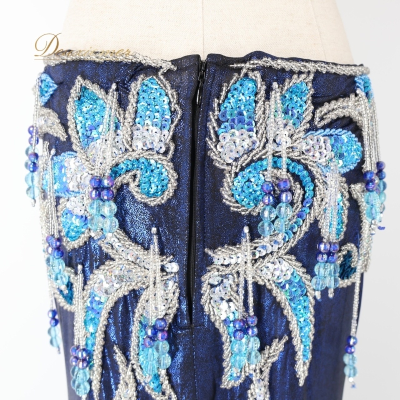 ベリーダンス オリエンタル 衣装 上下セット ブルー系 トップス スカート アーム アーム飾り 腕飾り 頭飾り 青 ラインストーン ビーズ スリット 華やか 光沢 豪華 装飾 キラキラ ヘッドアクセサリー ダンス衣装 イベント ステージ シルバー系