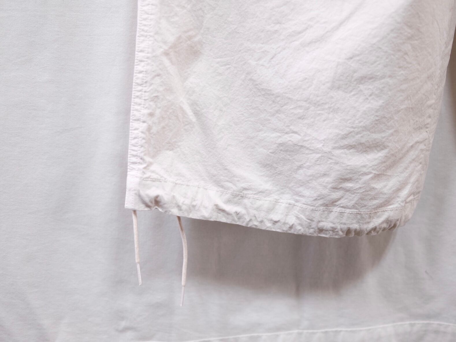 UNIVERSAL PRODUCTS.” GARMENT DYE FIELD EASY PANTS IVORY” | Lapel