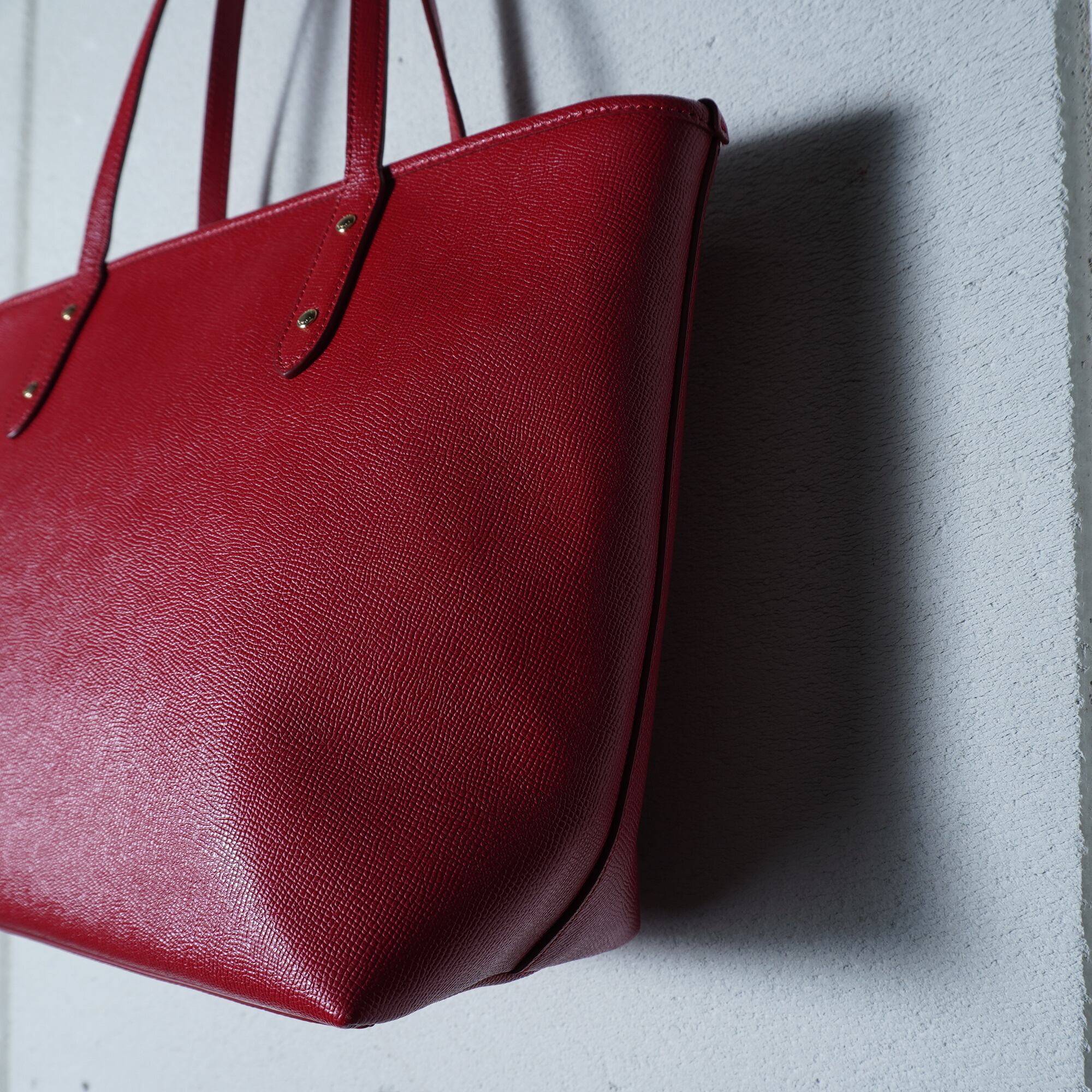 COACH】コーチ ロゴ入りシボ加工レザートートバッグ red | MIXHIVE