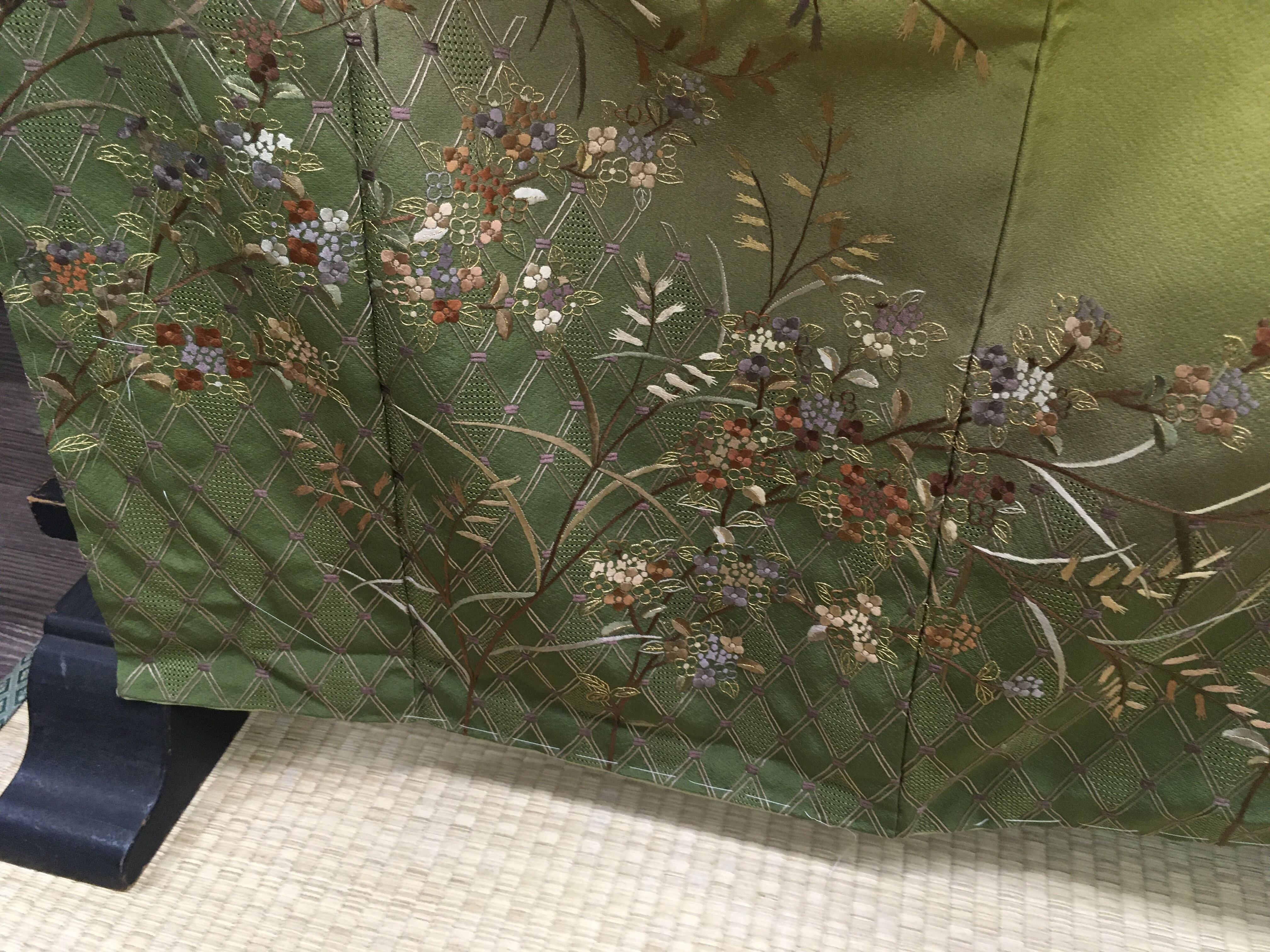 訪問着袴（金茶と草色ぼかし、刺繍草花）