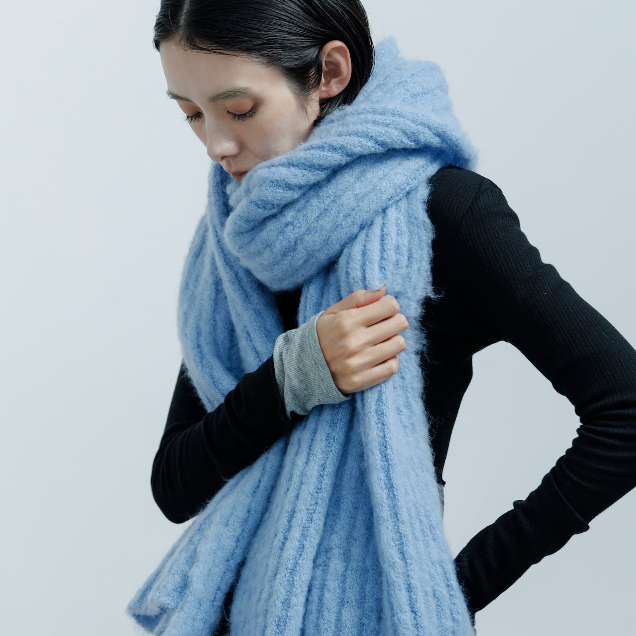 AO-83 long & volume mohair muffler / sky | akio