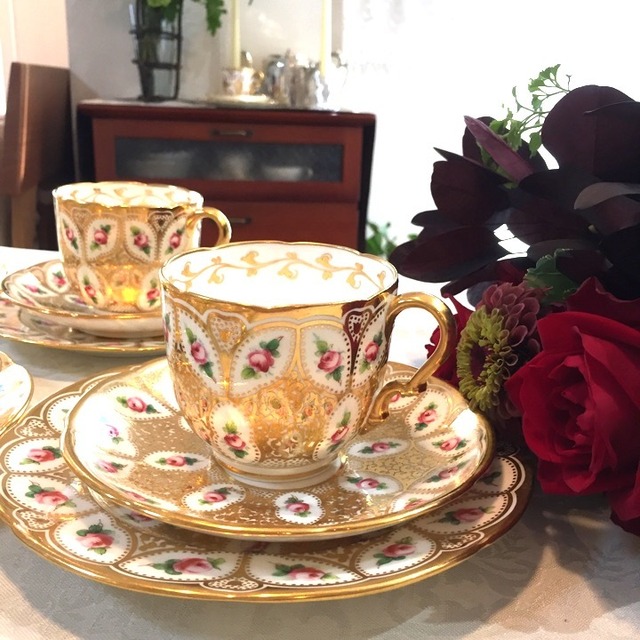 19世紀 ミントン 金彩に咲く薔薇がゴージャスなカップ、ソーサー&デザートプレートのトリオ