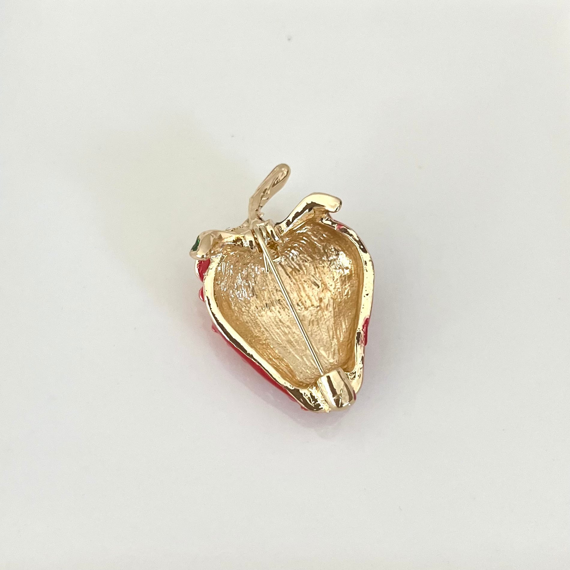 思わず食べたくなるような完熟いちごのブローチ いちごアクセサリー