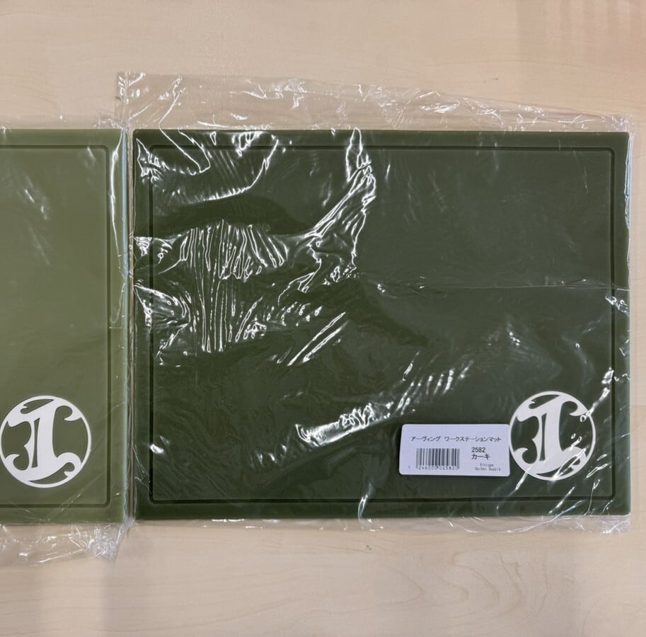 【新サイズ】アーヴィングバーバーカンパニー28x21.5 ワークステーションマット カーキ