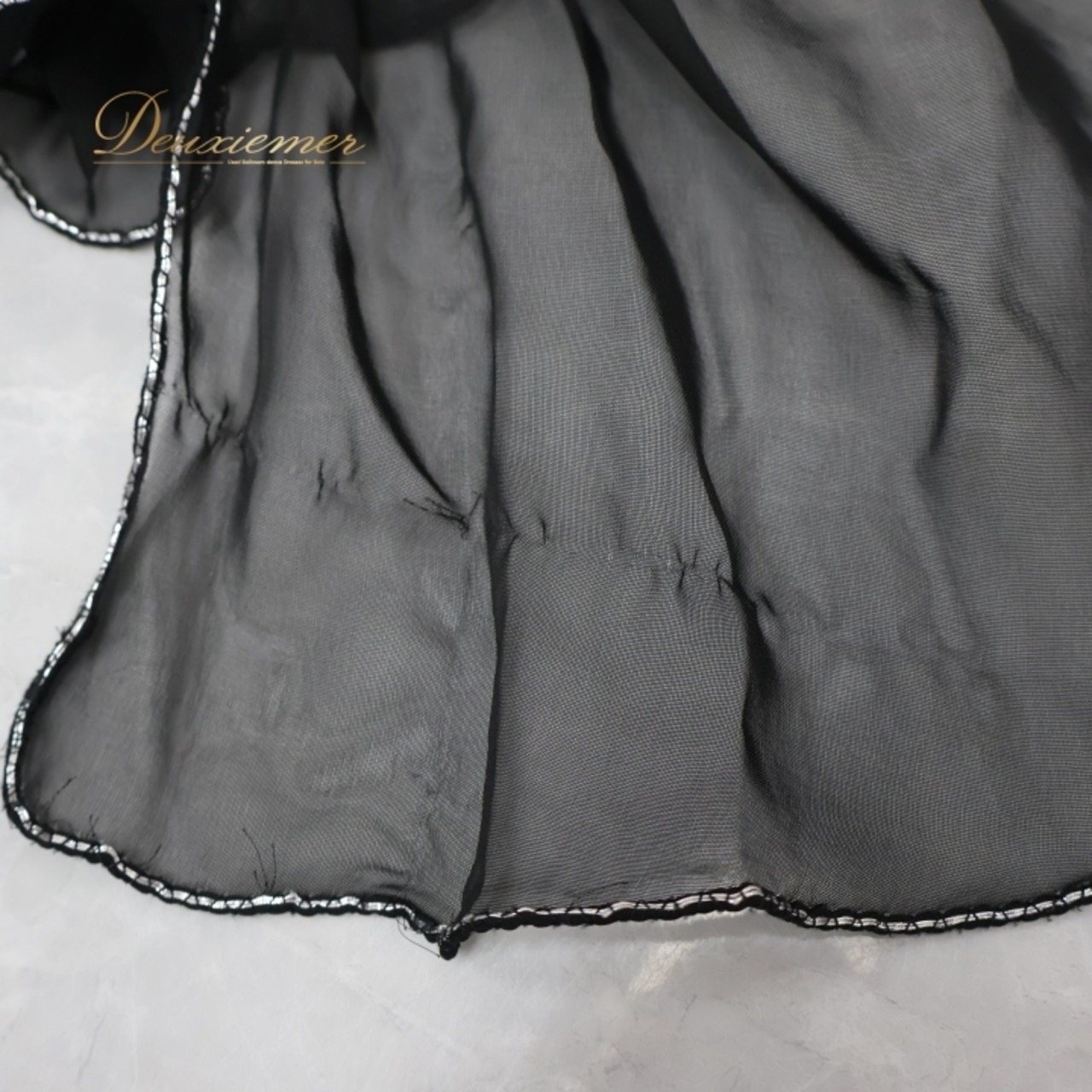 ベリーダンス オリエンタル 衣装 上下セット ブラック系 ベラ Bella トップス スカート アーム飾り 腕飾り 黒 ベロア ラインストーン ビーズ フリンジ ダンス衣装 豪華 装飾 シック かっこいい セクシー 透け感 イベント ステージ シルバー系