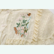 【2color】草花のささやきに包まれて – 手刺繍レースカラーブラウス 《Y0225》