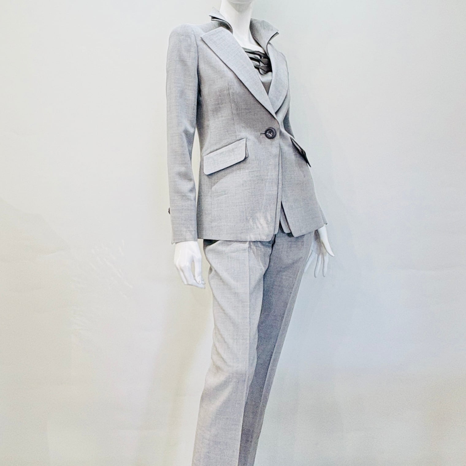 【美品】☆高級スーツブランドVELLAベラ　パンツスーツ　紺 美品】☆高級スーツブランドVELLAベラ パンツスーツ 紺