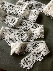 1900s France 130x8.5c 手編 白の薔薇枝と蜘蛛の巣の階層 ハンドメイドボビンレース br36cn