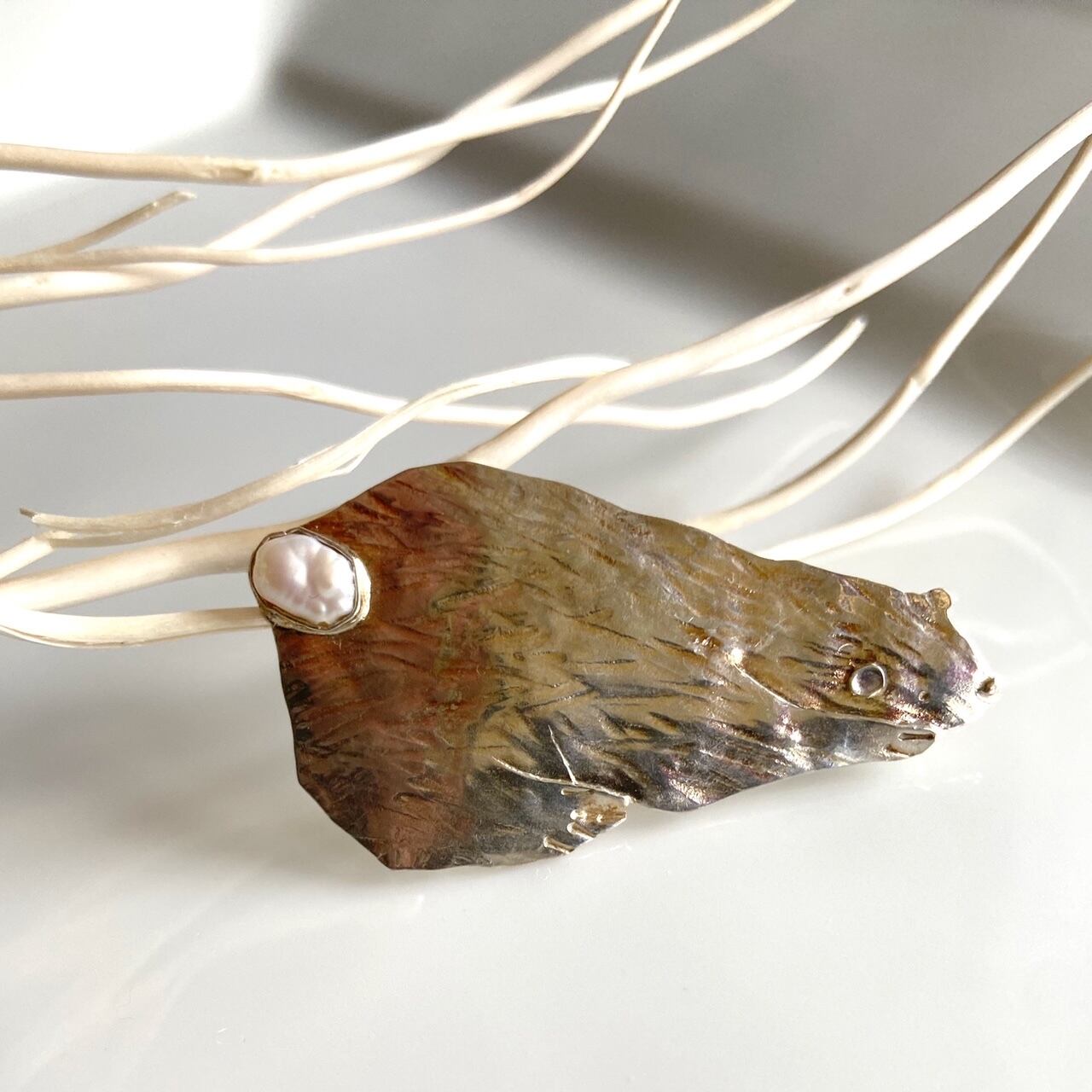 art jewelry marble　熊ブローチ