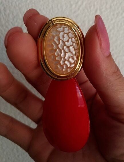【雑誌tulle掲載商品】 大ぶり赤いしずくのイヤリング(vintage botton)