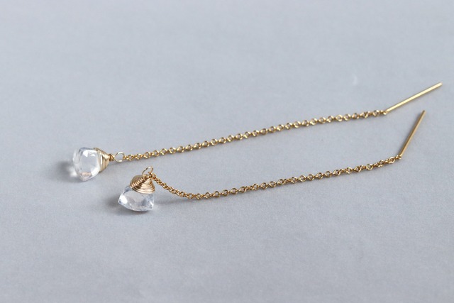 耳元で揺れる氷のかけら・三角スノークォーツ（ミルキークォーツ）のチェーンピアス｜14kgf｜金属アレルギー対応