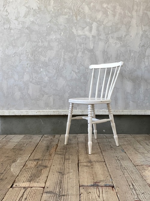 Chair / White (A24-22b)
