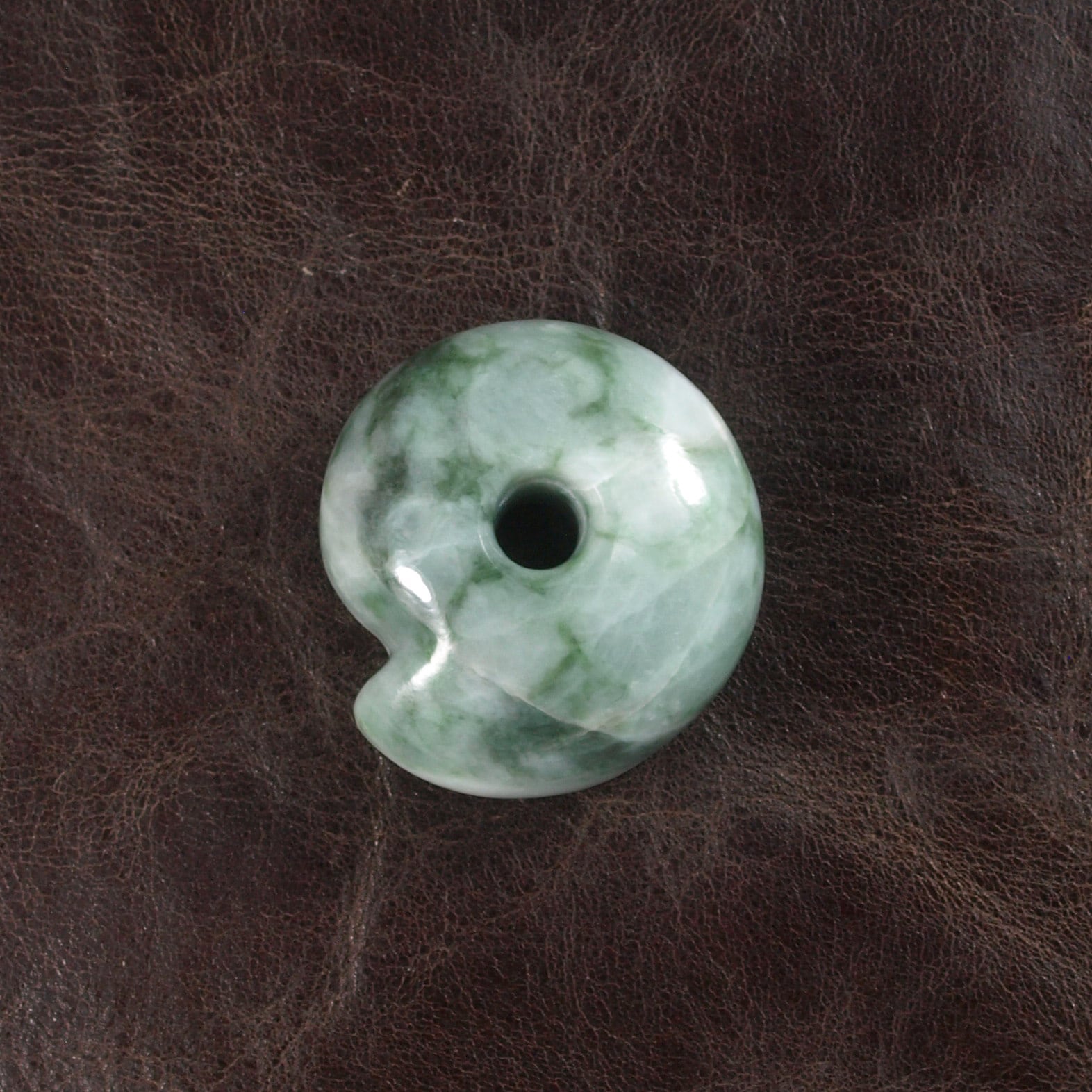 糸魚川翡翠 まがたま まる勾玉 14.3g Green Jadeite Magatama | URUWA