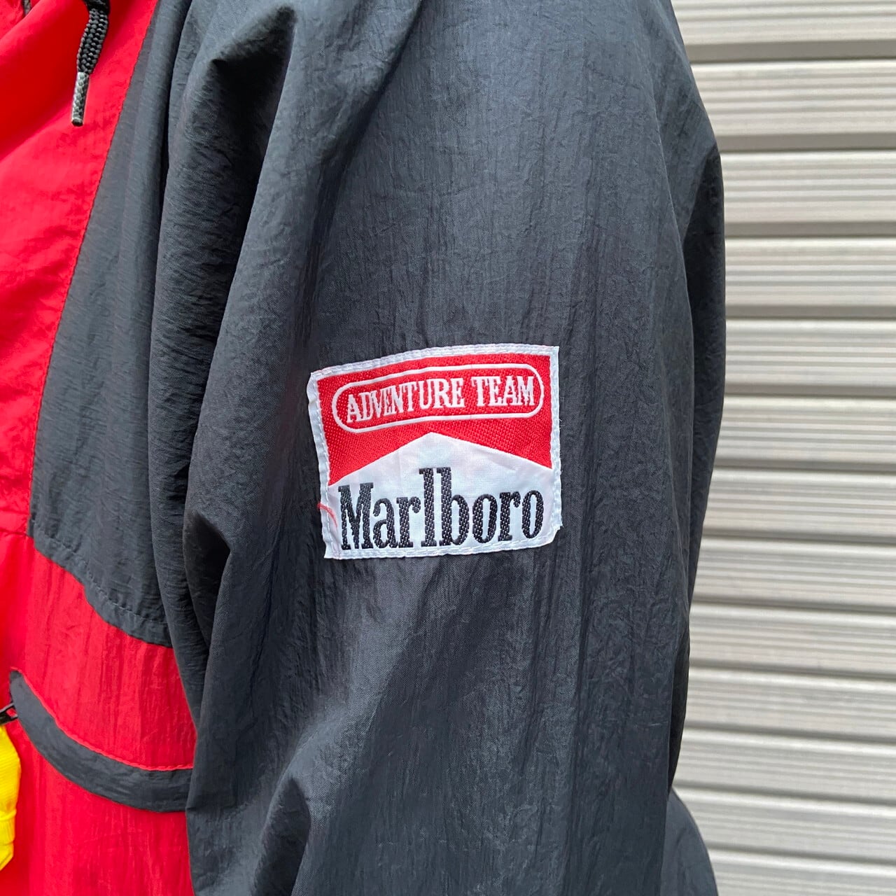 90年代 Marlboro マルボロ ナイロンジャケット メンズXL 古着 90s ビンテージ ヴィンテージ 企業ロゴ ワッペン ブラック レッド 黒  赤色【ナイロンジャケット】【3anniv】 | cave 古着屋【公式】古着通販サイト