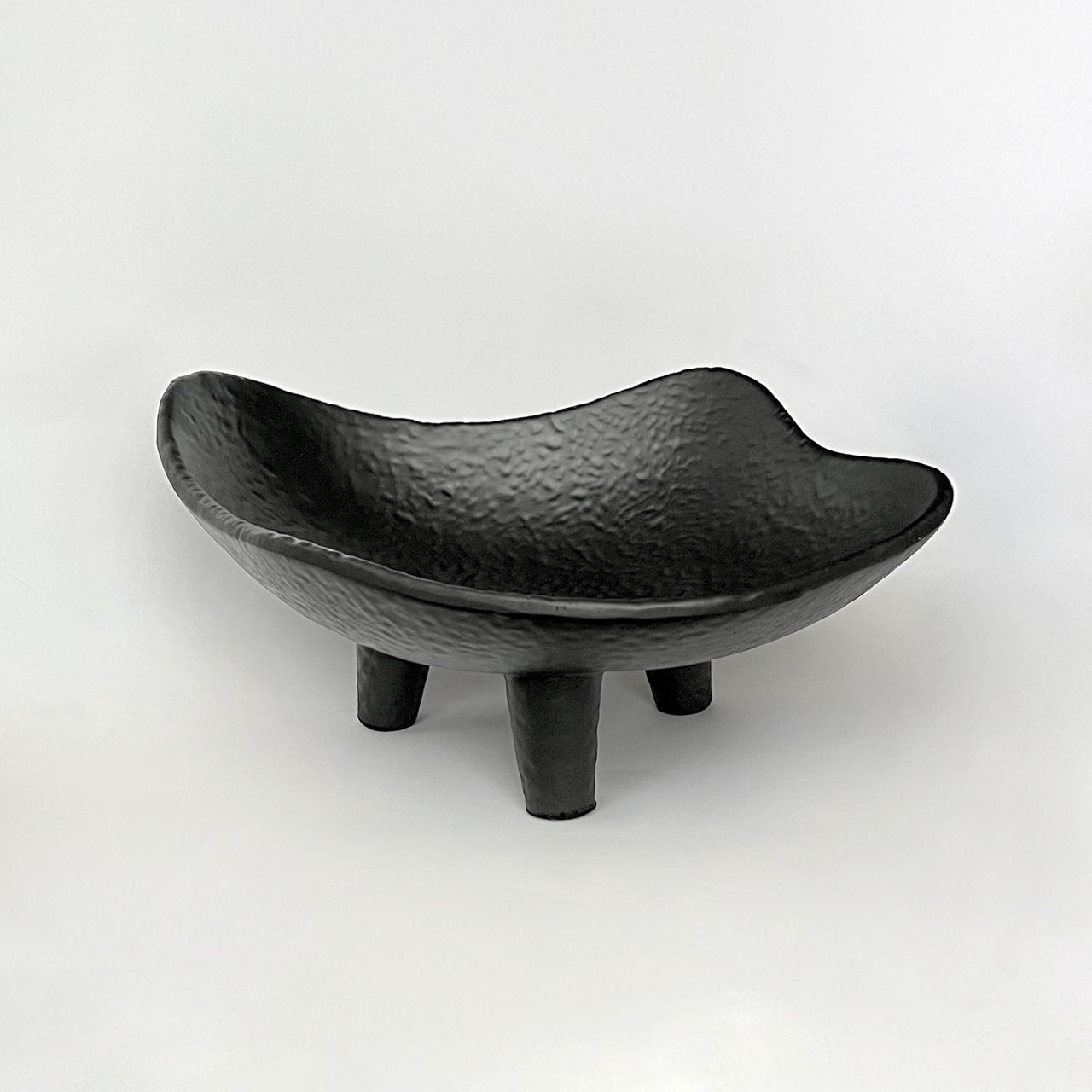 Three-Legged Matte Black Textured Bowl / スリーレッグ マットブラック ディスプレイボウル