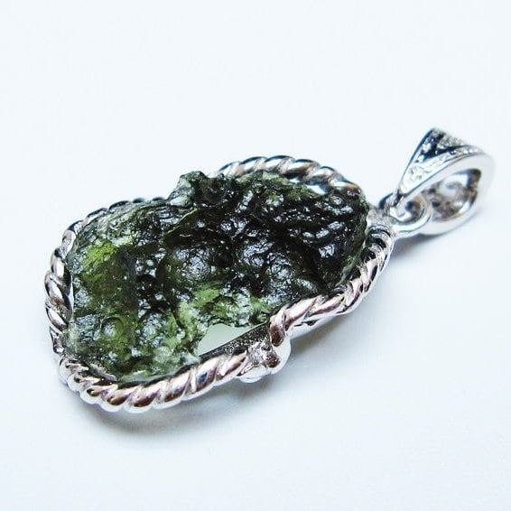 モルダバイト ペンダント モルダウ石 ペンダントトップ 原石 一点物 メール便可 [M便 1/20] 199-533