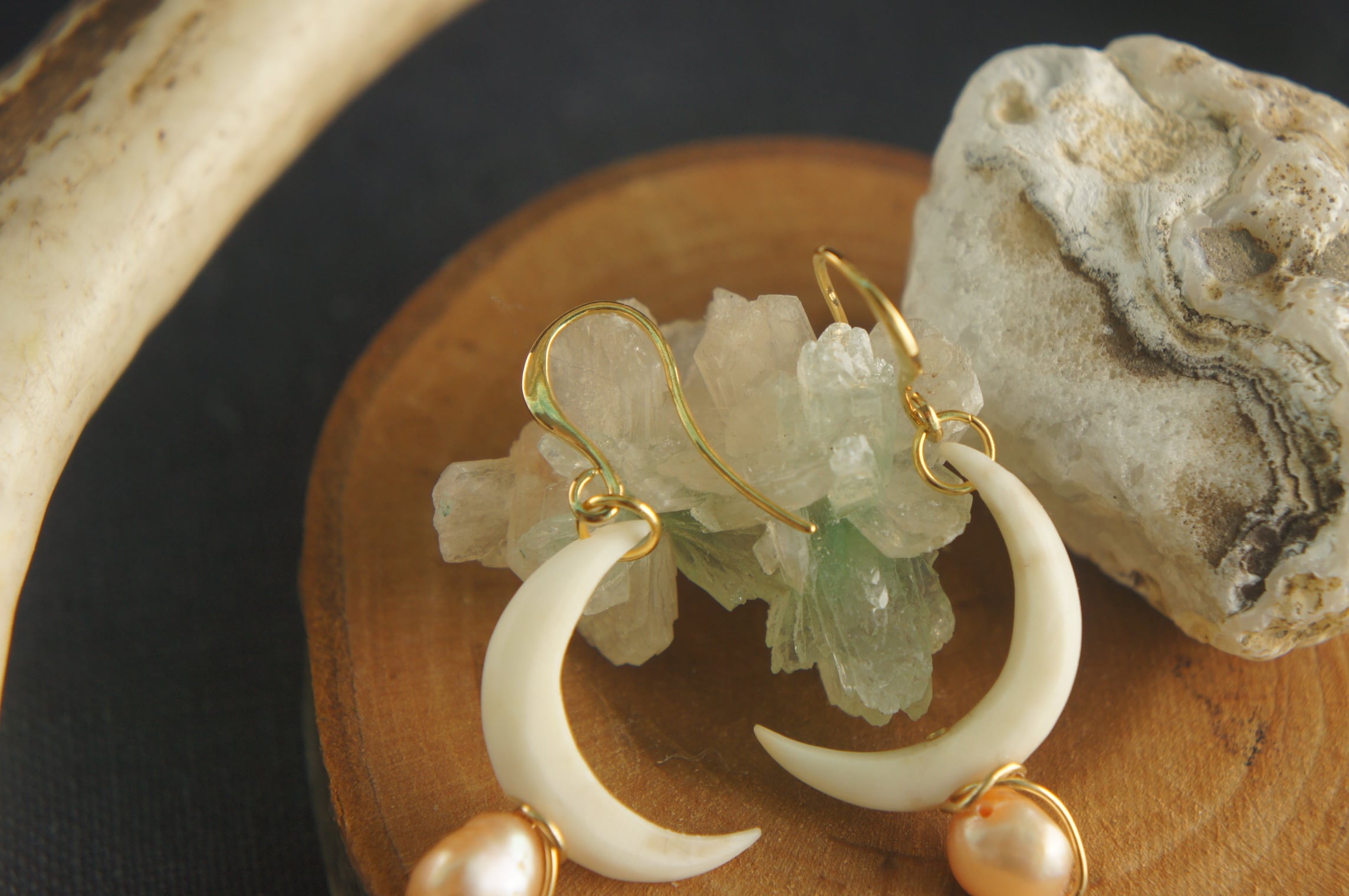 鹿角彫刻「星空の石」三日月と淡水パールのピアス（左右セット