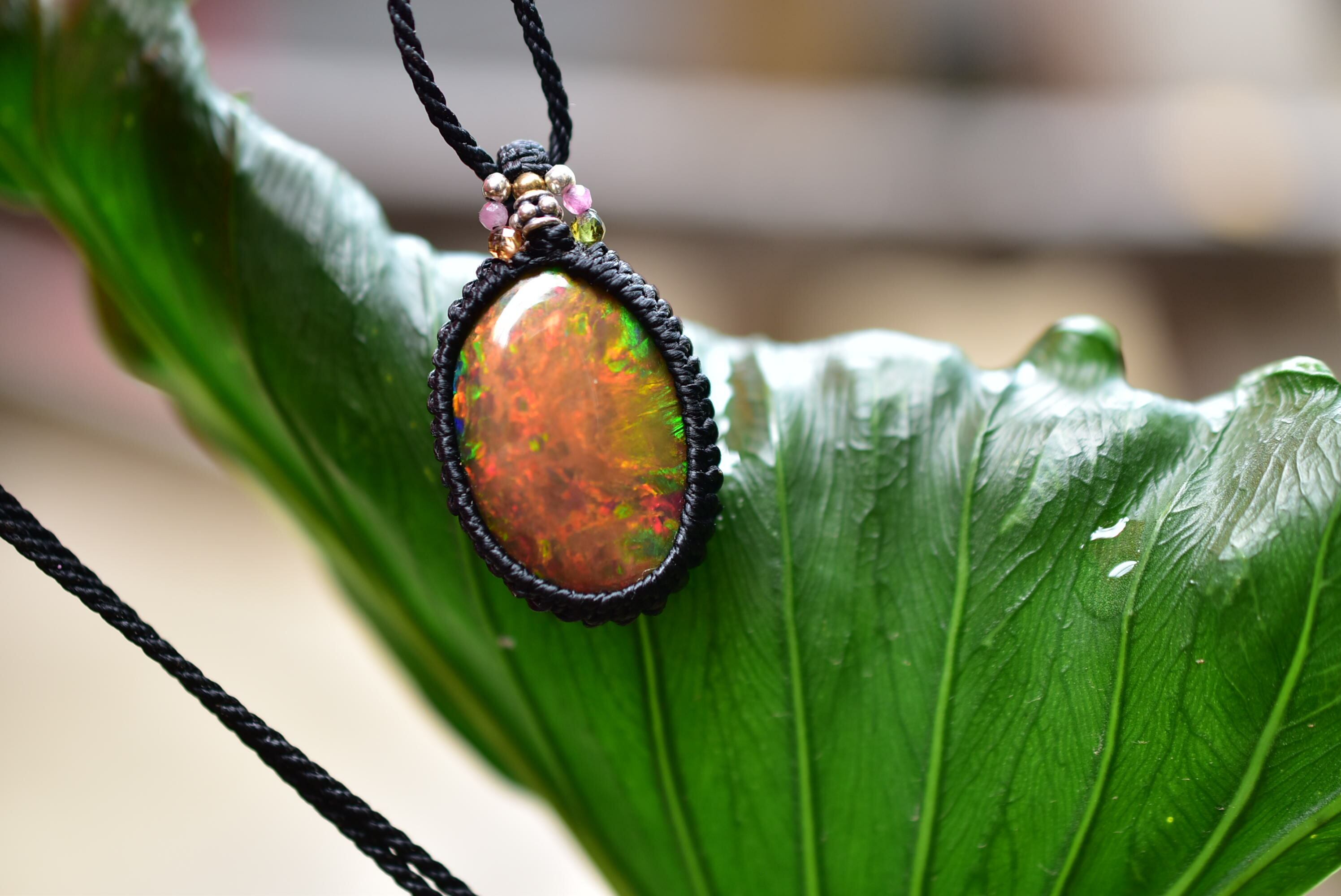 モルダバイト&ブラックオパールのマクラメペンダント モルダバイト&ブラックオパールのマクラメペンダント 【公式通販】