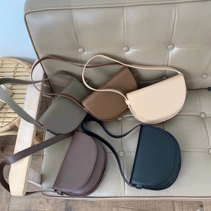 セミサークルショルダーバッグ